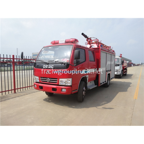 camion de pompiers avec réservoir d&#39;eau et de mousse